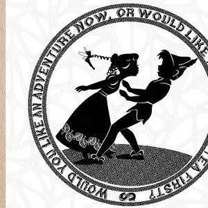 Peut inclure: Silhouette noire et blanche de Peter Pan et Wendy dans un cercle avec le texte "Voulez-vous une aventure maintenant, ou préférez-vous prendre le thé en premier ?"