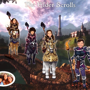 Pode incluir: Ilustração digital de uma família como personagens em um cenário de fantasia. O texto "The Elder Scrolls" está no topo. Os membros da família são retratados montados em várias criaturas, com um segurando uma tocha. Uma pequena foto oval da família está no canto inferior esquerdo.