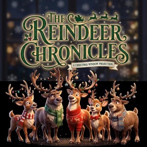 Pode incluir: Um gráfico digital intitulado The Reindeer Chronicles A Christmas Window Projection apresentando cinco renas de desenho animado vestindo cachecóis e suéteres festivos, com chifres decorados com ornamentos e luzes coloridas sobre um fundo escuro.
