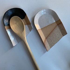 Reposacucharas de cerámica / Soporte para cucharas de cerámica hecho a mano / Decoración rústica de cocina / Reposacucharas artesanal de gres / Regalo acogedor para una vida tranquila
