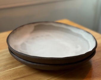 Plato de cerámica hecho a mano: cuenco rústico poco profundo para cena, vajilla artesanal