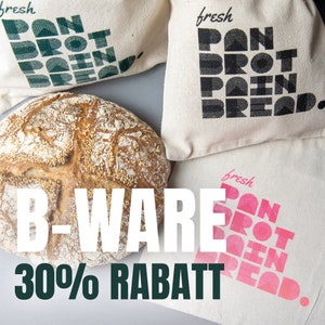 Puede incluir: Una hogaza de pan con semillas de sésamo, junto a bolsas de lona estampadas con "PAN BROT PAIN BREAD" en varios colores y fuentes, con "fresh" encima. También se ve el texto "B-WARE" y "30% RABATT".