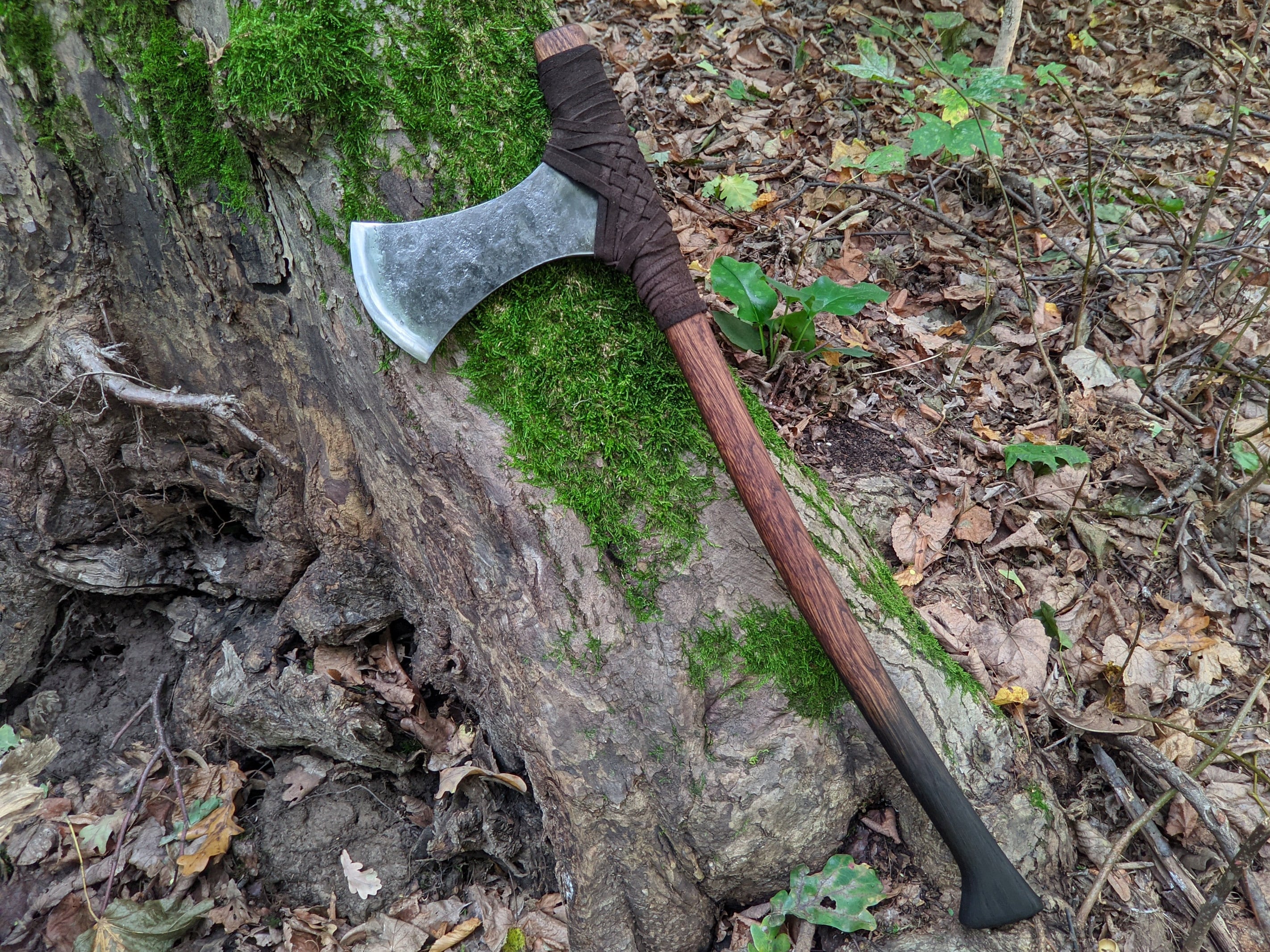 Une hache bushcraft 100% - La coutellerie du vieux chêne