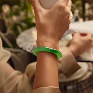 グリーンジェイド ジェムストーン バングル | ポリッシュ仕上げ 天然石ブレスレット | ユニセックス エネルギージュエリー | 天然ジェムストーン バングル | 内径 58 mm (2.3 インチ)