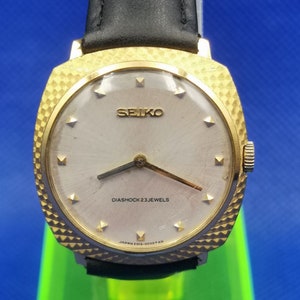Vintage Seiko gold color style Hand-winding watch.