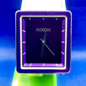 Reloj vintage unisex de cuarzo NIXON SAMPLE con esfera morada. Correa de reloj hecha a mano.