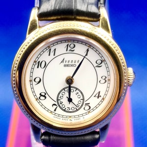 Vintage seiko avenue Women’s quartz watch. Gold color style.