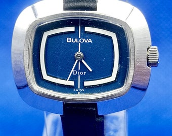 Reloj Bulova Dior vintage y raro de cuerda manual. Reloj de mujer con esfera azul.