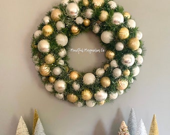 Gorgeous White, Silver & Gold Vintage Style Ornament Wreath! Bauble wreath; Holiday Wreath; Wreath; Holiday Decor, Christmas Wreath