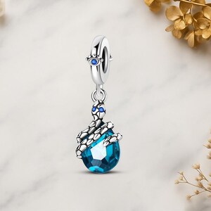 Slang op een sprankelende blauwe zirkoon edelsteen 925 sterlingzilver voor bedelarmband