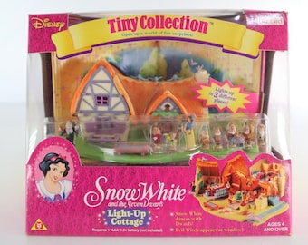 Brand new 1995 Disney Tiny collection Snow White and seven dwarfs Polly pocket Light Up Cottage