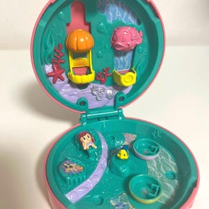 100 % konkurrenskraftigt PollyPockets Disney Resort Ariel sjöjungfrulagunen Polly Pocket kompakt dockhus bild 4