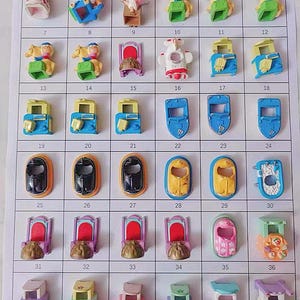 Puede incluir: Una colección de pequeños juguetes de plástico coloridos, cada uno con diseños únicos. Los juguetes incluyen figuras de personas, animales y vehículos, dispuestos en una cuadrícula. Los colores son variados, incluyendo azul, amarillo, rosa y verde.