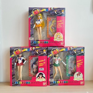 Vintage 1994 Bandai Pretty Guardian Sailor Moon S Petite Soldier Sailor Venus, Sailor Mars, Sailor Jupiter figures with display stand