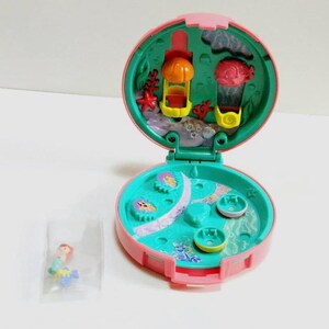 100 % konkurrenskraftigt PollyPockets Disney Resort Ariel sjöjungfrulagunen Polly Pocket kompakt dockhus bild 5