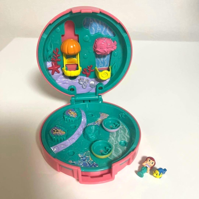 100 % konkurrenskraftigt PollyPockets Disney Resort Ariel sjöjungfrulagunen Polly Pocket kompakt dockhus bild 1