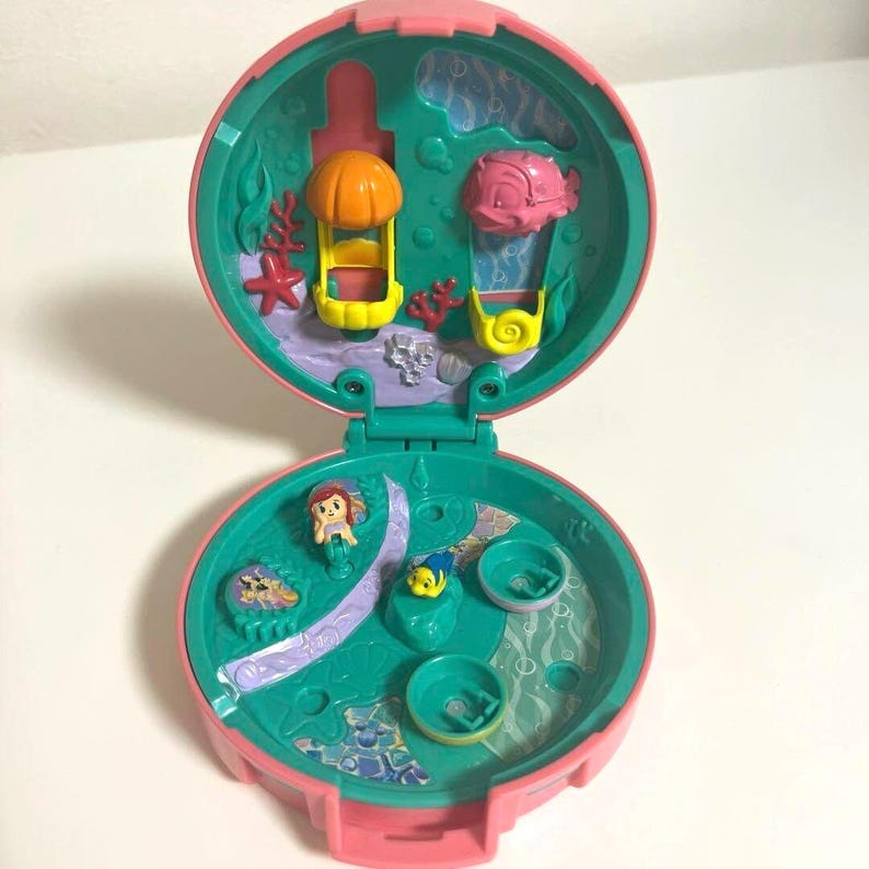 100 % konkurrenskraftigt PollyPockets Disney Resort Ariel sjöjungfrulagunen Polly Pocket kompakt dockhus bild 3
