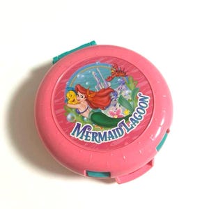 100 % konkurrenskraftigt PollyPockets Disney Resort Ariel sjöjungfrulagunen Polly Pocket kompakt dockhus bild 2