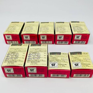 Op de afbeelding: Een verzameling kleine, rechthoekige dozen met rode bodems en bruinachtige bovenkanten. Elke doos heeft Japanse tekst en de letters "ST" op de voorkant. De dozen zijn in rijen gerangschikt, sommige op elkaar gestapeld.
