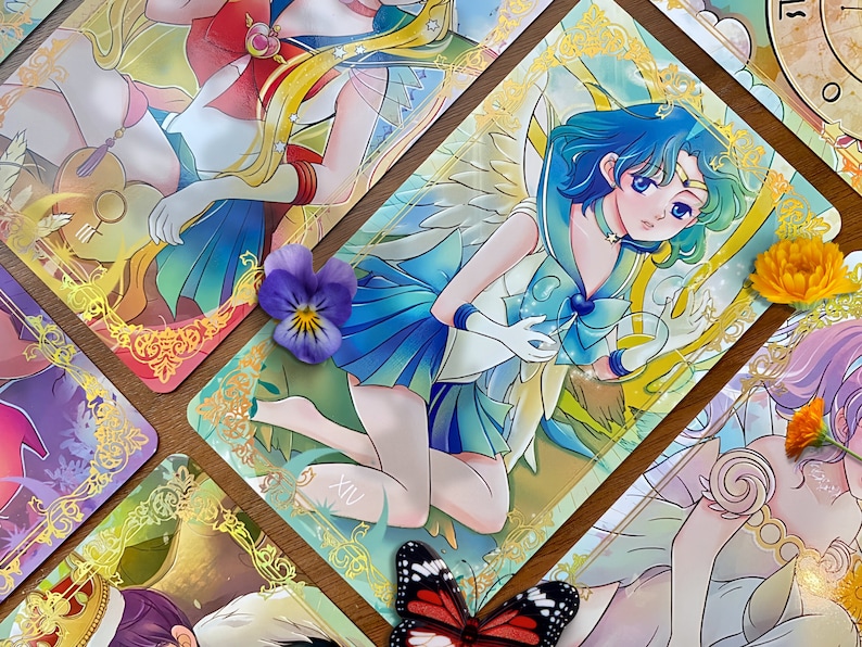 Puede incluir: Una carta de tarot rectangular que muestra un personaje de estilo anime con cabello azul, vistiendo un atuendo de marinero blanco y azul con un emblema de coraz&oacute;n, enmarcado por un borde dorado ornamentado, con el n&uacute;mero romano XIV visible en la parte inferior.