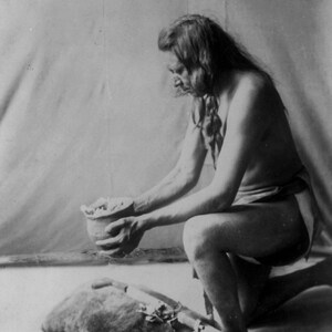 Weihrauch über einem Medizin Bündel von Edward Curtis Giclée-Kunstdruck als gerollte, gespannte oder gerahmte Leinwand, gerollt oder gerahmt kostenlos