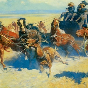 Può includere: Un dipinto che raffigura una diligenza trainata da un gruppo di cavalli, con un nativo americano a cavallo che la insegue. La diligenza è guidata da due uomini, e ci sono altre figure sullo sfondo. Il dipinto è ambientato in un paesaggio con un cielo blu e erba gialla.