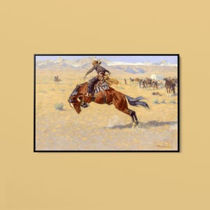 Könnte beinhalten: Ein gerahmtes Gemälde, das einen Cowboy auf einem bockenden braunen Pferd in einer weiten, trockenen Wüstenlandschaft zeigt. Im Hintergrund sind weitere Reiter und ein Planwagen unter einem klaren Himmel vor fernen Bergen zu sehen.