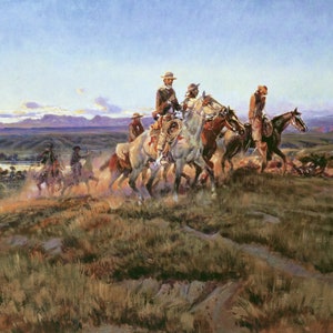 Puede incluir: Una pintura que representa a un grupo de vaqueros montando a caballo a través de una llanura cubierta de hierba. Los vaqueros visten ropa tradicional del oeste y montan en fila. El cielo es de color azul claro y hay montañas en la distancia.