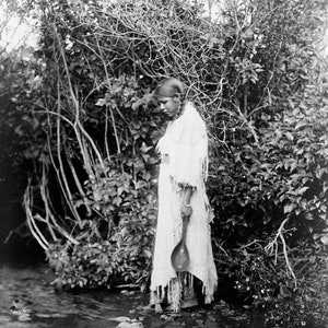 At the Water&#39;s Edge, Arikara von Edward Curtis Giclée-Kunstdruck als gerollte Leinwand, auf Keilrahmen oder mit Rahmen, gerollt oder gerahmt Versandkostenfrei