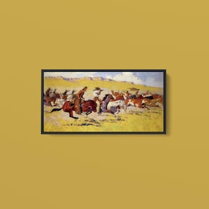 Könnte beinhalten: Ein gerahmter horizontaler Wandkunstdruck, der eine dynamische Szene mit mehreren Reitern auf Pferden zeigt, die über eine weite, sonnige gelbe Landschaft unter einem blauen Himmel mit leichten Wolken galoppieren, inklusive verschiedener Pferdefarben.