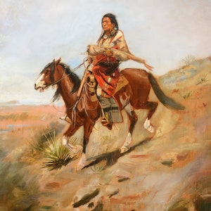 Puede incluir: Una pintura de un hombre nativo americano montando un caballo marrón a través de un paisaje arenoso. El hombre lleva un tocado de plumas rojas y blancas y una camisa con estampado rojo y blanco. El caballo corre con la cabeza en alto. La pintura está firmada "CM Russell" en la esquina inferior derecha.