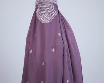 白い刺繍が入った紫色のアフガニスタン・トピ・ブルカ：ニダ・ファブリック・チャドリ・ジルバブ・ブルカ・イスラム・ベール