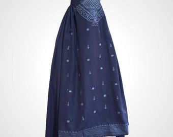 Marineblauwe Nida-stof Afghaanse boerka met lichtblauw borduurwerk: traditionele islamitische sluier boerka Chadri