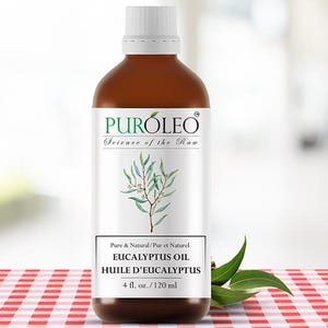 Puede incluir: Una botella marrón de aceite de eucalipto con una etiqueta blanca. La etiqueta muestra "PURÓLEO Science of the Raw" y "EUCALYPTUS OIL". La botella contiene 120 ml de aceite y está sobre una superficie a cuadros rojos y blancos.