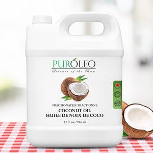 Op de afbeelding: Een witte plastic jerrycan met gefractioneerde kokosolie van Puróleo. Het etiket bevat tekst in het Engels en Frans, samen met afbeeldingen van kokosnoten. De jerrycan bevat 946 ml olie.