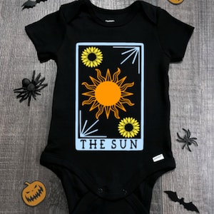 Die Sonne Baby Strampelanzug, Tarot-Karte, Die Sonne, Hexe, Sonnenkind, Hexenhandwerk, Zauber, Gothic, Halloween, niedliche Frühlingszeit-Baby-Kleidung, Mädchen-Frühling