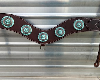Anpassad brösthalsband i läder med turkosa Conchos