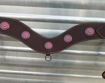 Anpassad brösthalsband i läder med rosa conchos