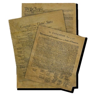 Puede incluir: Un primer plano de tres documentos hist&oacute;ricos, incluyendo la Declaraci&oacute;n de Independencia, la Constituci&oacute;n y los Art&iacute;culos de la Confederaci&oacute;n. Los documentos est&aacute;n impresos en papel envejecido con tinta negra y est&aacute;n ligeramente descoloridos. El texto es visible e incluye la frase "We the People" y "In Congress, July 4, 1776".