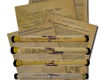 Puede incluir: Un conjunto de tres documentos enrollados, cada uno en un tubo marrón con una cinta roja, blanca y azul. Los documentos son la Declaración de Independencia, la Constitución de los Estados Unidos y la Declaración de Derechos. Cada tubo tiene una etiqueta con el nombre del documento.