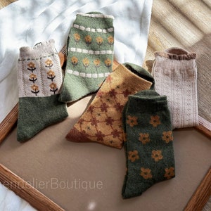 Cozy Wool Blend Vintage Floral Socks – Cottagecore Aesthetic, Soft Knit Warm Winter Socks, Retro Flower Pattern Crew Socks