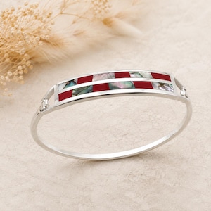 Pulsera tipo brazalete hecha a mano en Taxco, bañada en plata, con incrustaciones de concha de abulón y resina roja, estilo suroeste.
