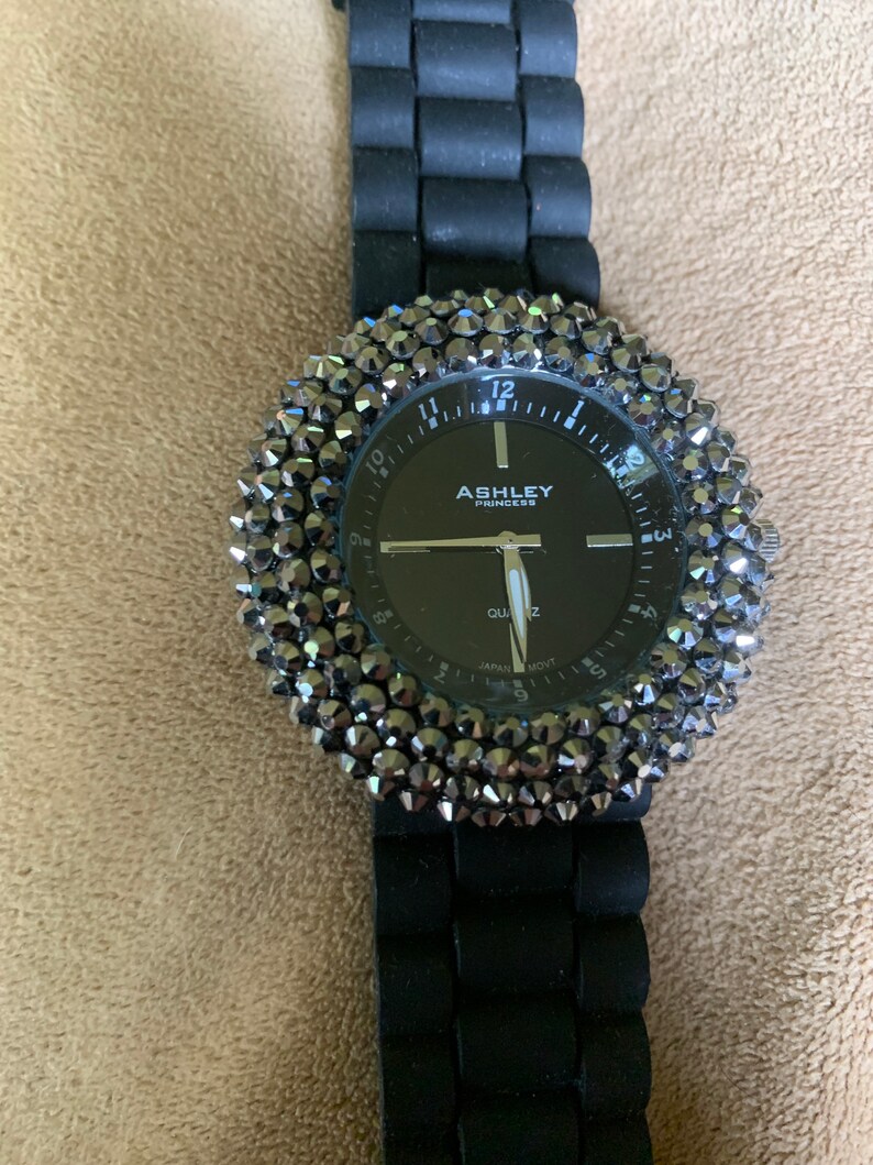 Montre Vintage Ashley Princess Pour Femme - Cadran Argent, Bracelet Rouge, Quartz Neuve