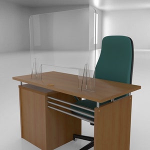 Puede incluir: Un protector de estornudos o partición de acrílico transparente para un escritorio, con dos soportes verticales. La protección está sobre un escritorio de madera con una silla.