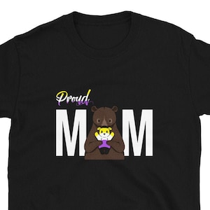 Op de afbeelding: Zwart T-shirt met een witte tekst "Proud Mom" en een bruine beer die een kleinere beer vasthoudt met gele en paarse strepen.