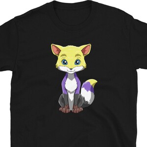 Könnte beinhalten: Schwarzes T-Shirt mit einem Cartoon-Bild eines gelben und violetten Fuchses mit blauen Augen.