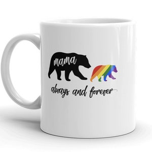 Puede incluir: Taza de cerámica blanca con una silueta negra de un oso y un cachorro de oso arcoíris. El texto "mama always and forever" está impreso en la taza.