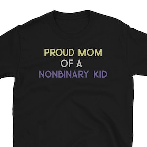 Peut inclure: T-shirt noir avec le texte "Proud Mom of a Nonbinary Kid" en jaune et violet.
