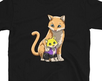 Op de afbeelding: Een zwart T-shirt met een cartoon afbeelding van twee katten. De grotere kat is oranje en wit met een gele halsband. De kleinere kat is geel en wit met een paarse halsband. De katten knuffelen.