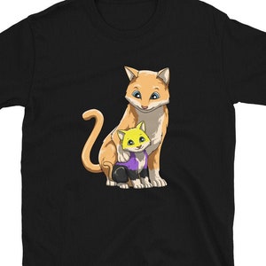 Peut inclure: Un t-shirt noir avec une image de dessin animé de deux chats. Le plus grand chat est orange et blanc avec un collier jaune. Le plus petit chat est jaune et blanc avec un collier violet. Les chats se font un câlin.